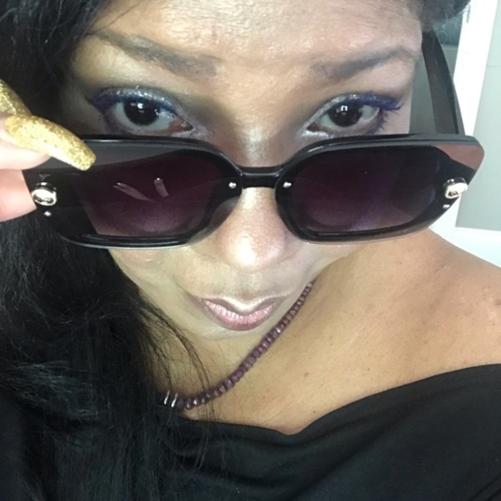 Black Oversized Sunglasses - Picture 7 of 12